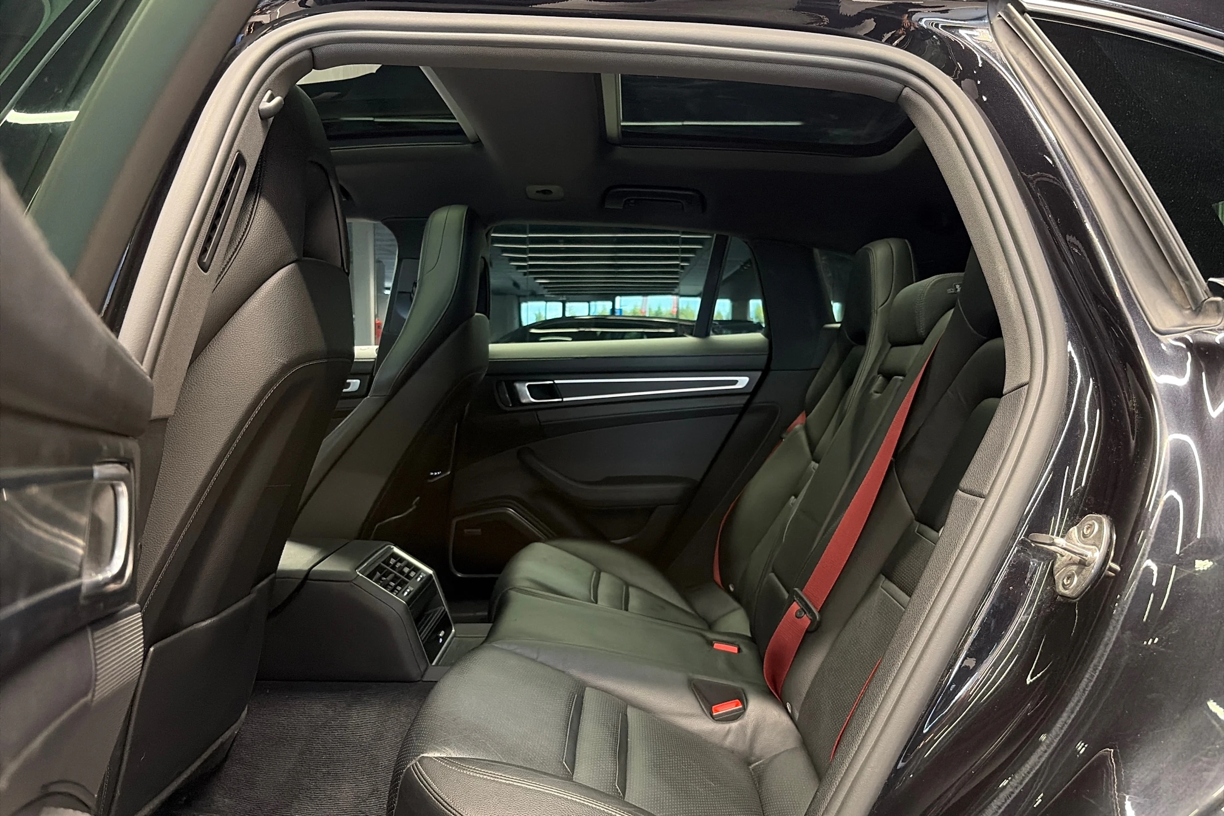 Musta Porsche Panamera 2019 kuva 22.