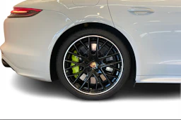 valkoinen Porsche Panamera 2019 kuva 8.
