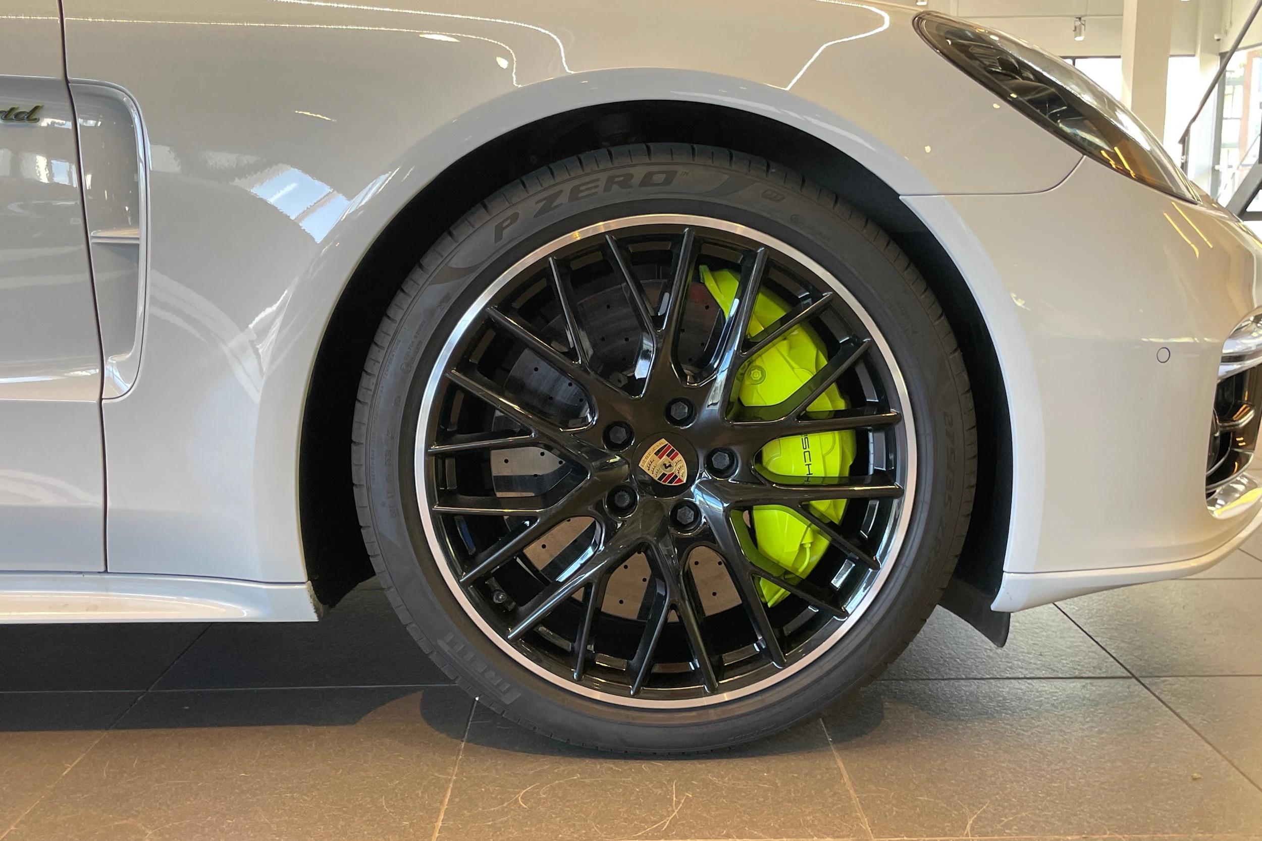 valkoinen Porsche Panamera 2019 kuva 9.
