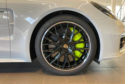 valkoinen Porsche Panamera 2019 kuva 9.