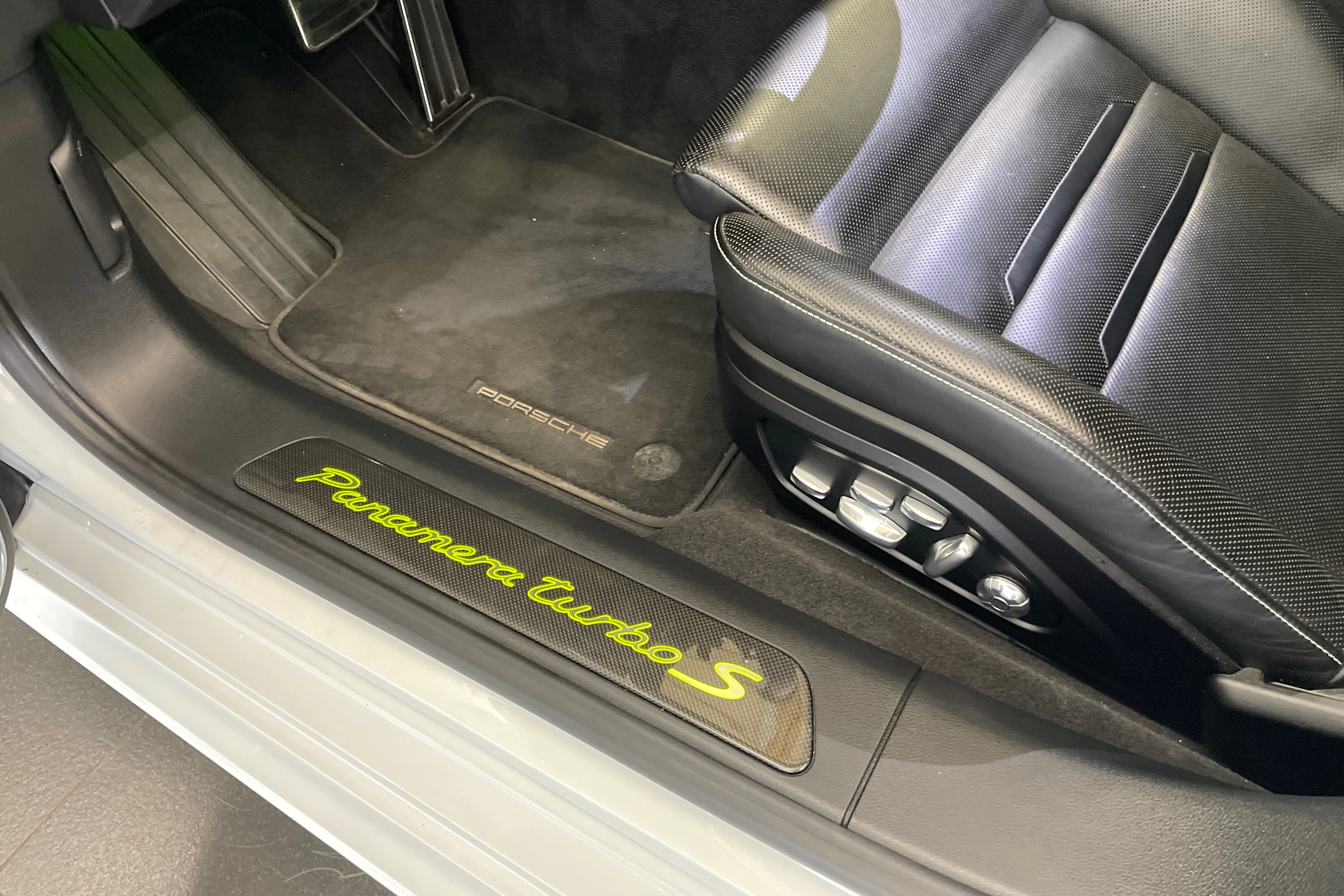 valkoinen Porsche Panamera 2019 kuva 10.