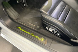 valkoinen Porsche Panamera 2019 kuva 10.
