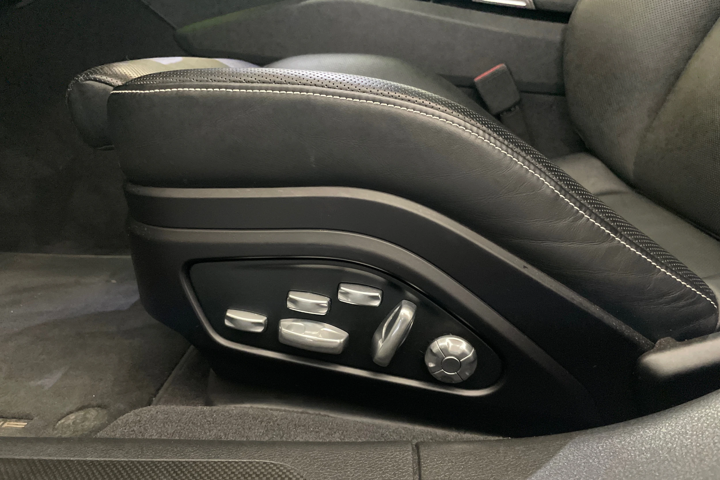 valkoinen Porsche Panamera 2019 kuva 11.