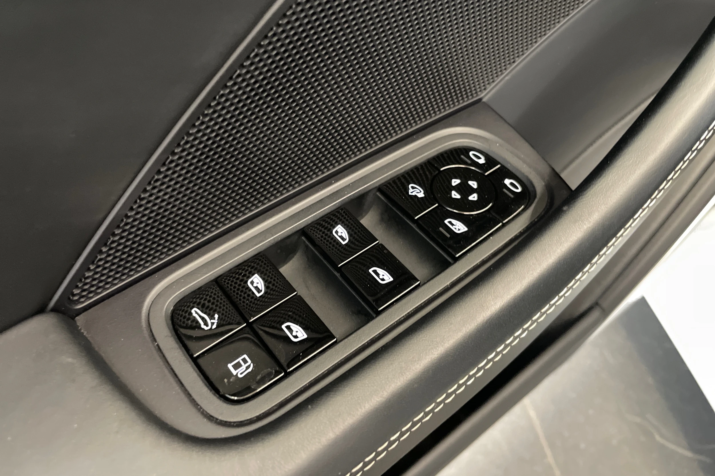 valkoinen Porsche Panamera 2019 kuva 12.