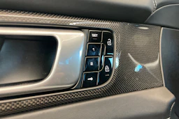 valkoinen Porsche Panamera 2019 kuva 13.