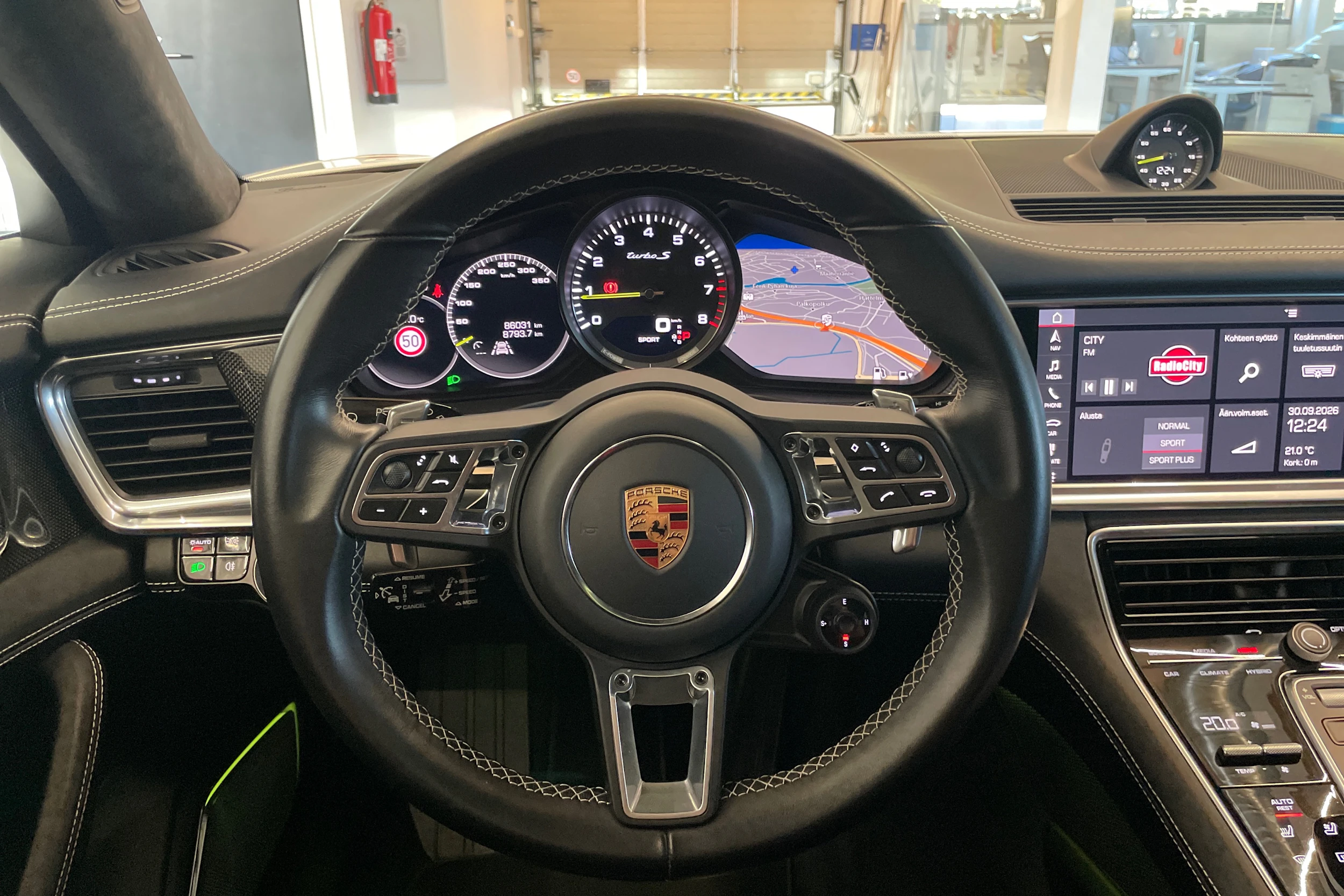 valkoinen Porsche Panamera 2019 kuva 15.