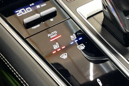 valkoinen Porsche Panamera 2019 kuva 19.