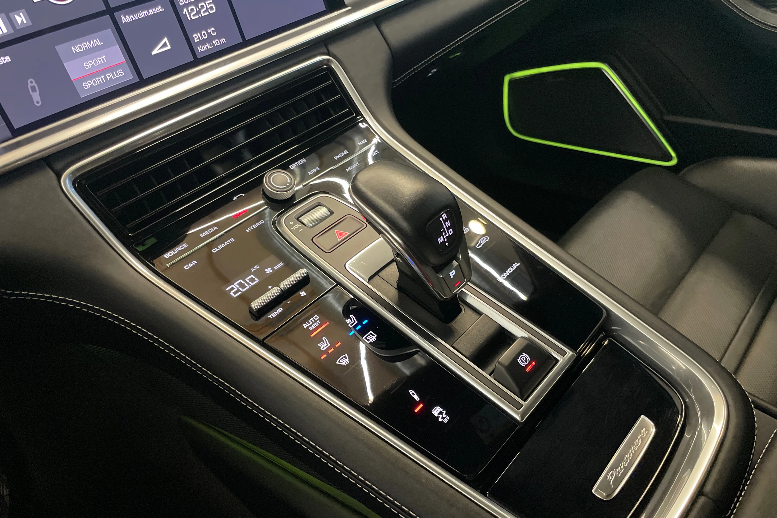 valkoinen Porsche Panamera 2019 kuva 20.