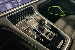 valkoinen Porsche Panamera 2019 kuva 20.