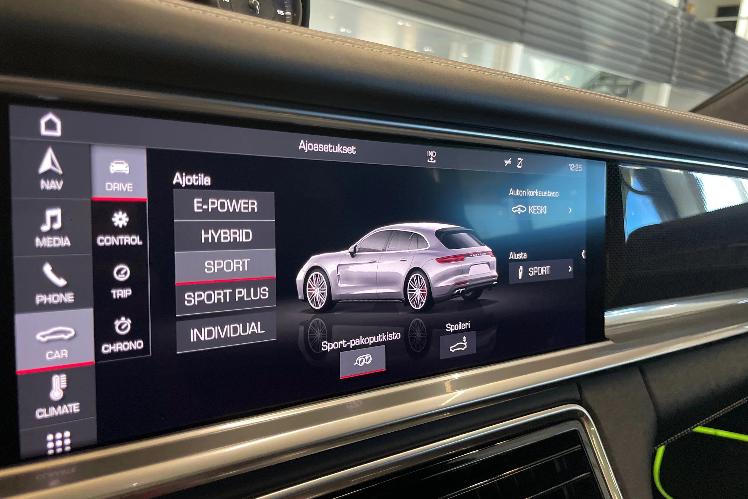 valkoinen Porsche Panamera 2019 kuva 21.