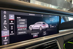 valkoinen Porsche Panamera 2019 kuva 21.