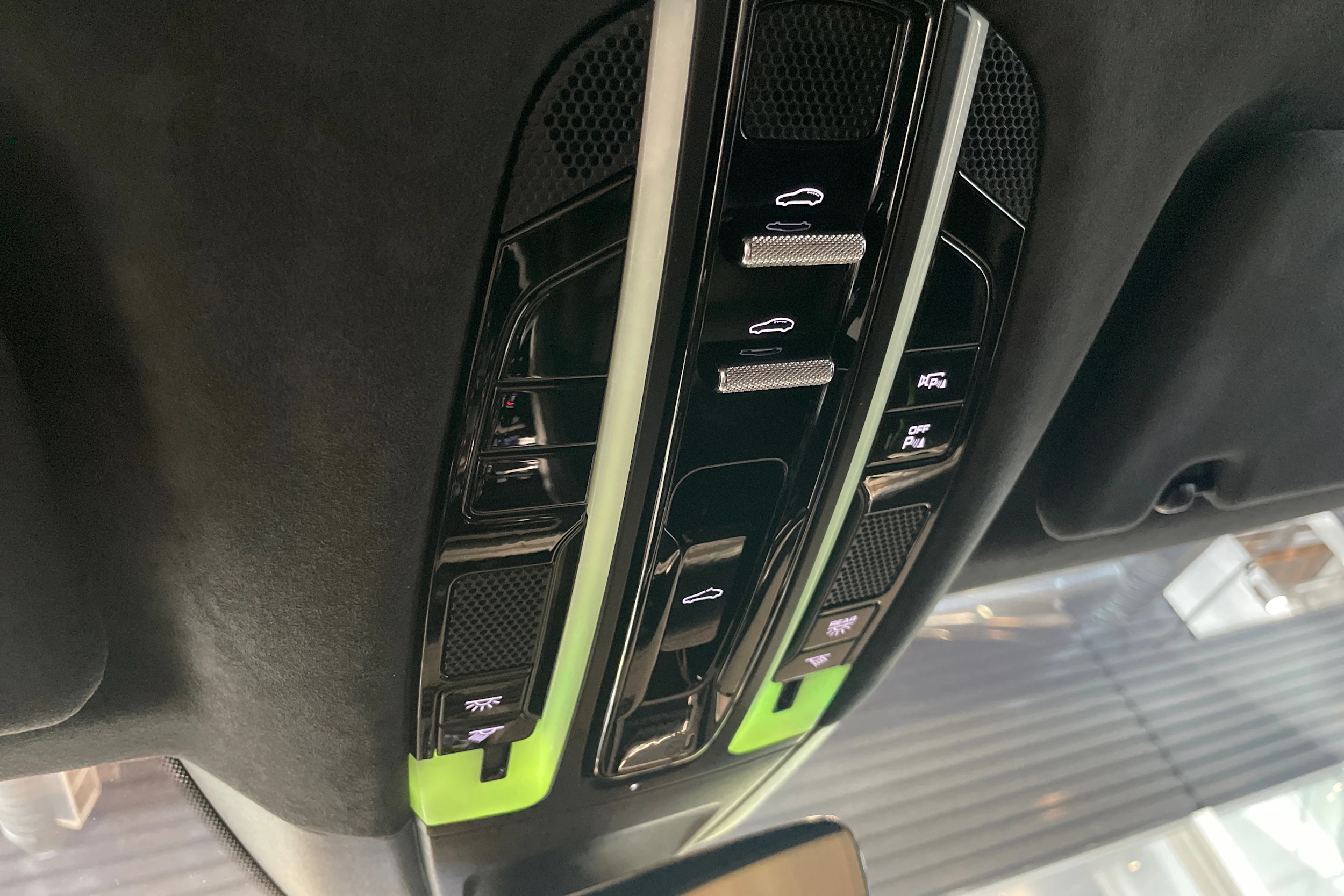 valkoinen Porsche Panamera 2019 kuva 22.
