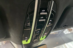 valkoinen Porsche Panamera 2019 kuva 22.