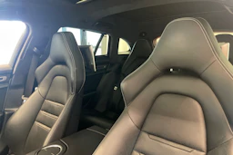 valkoinen Porsche Panamera 2019 kuva 23.