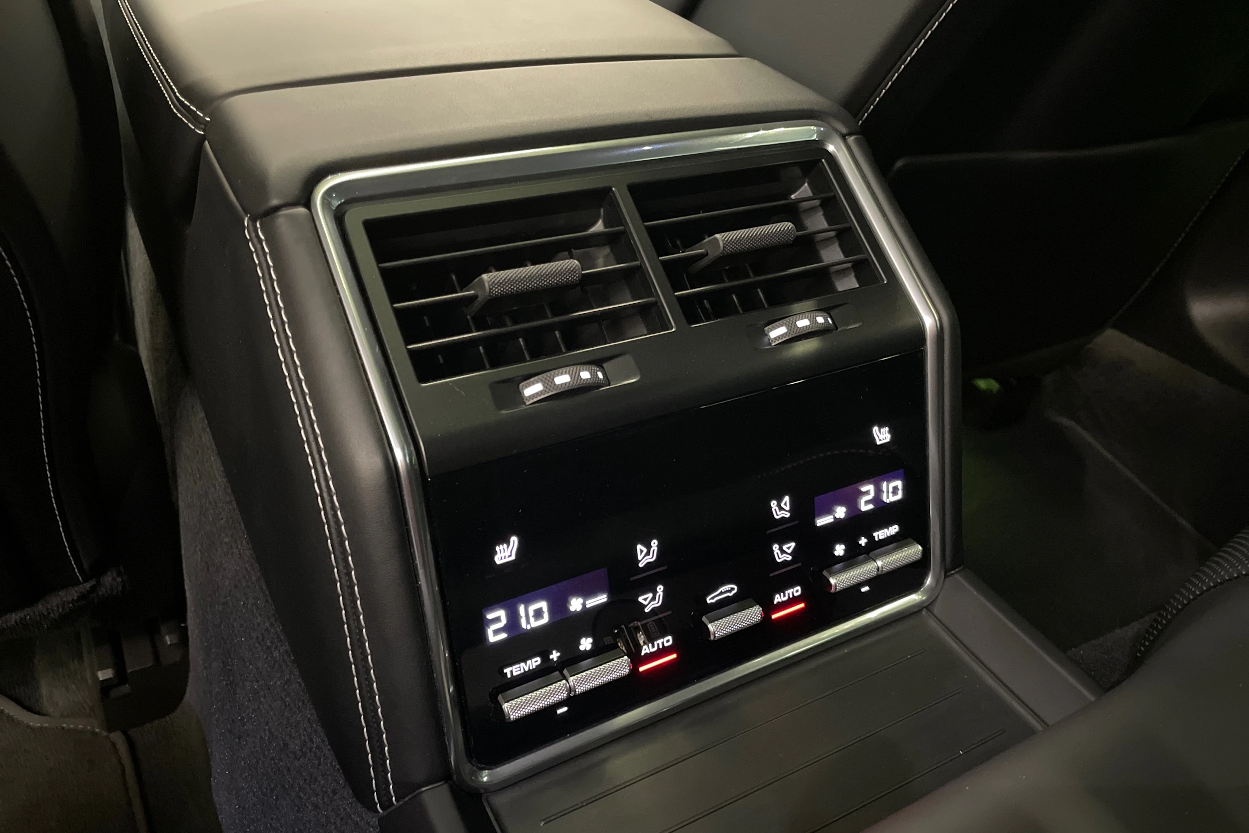 valkoinen Porsche Panamera 2019 kuva 24.