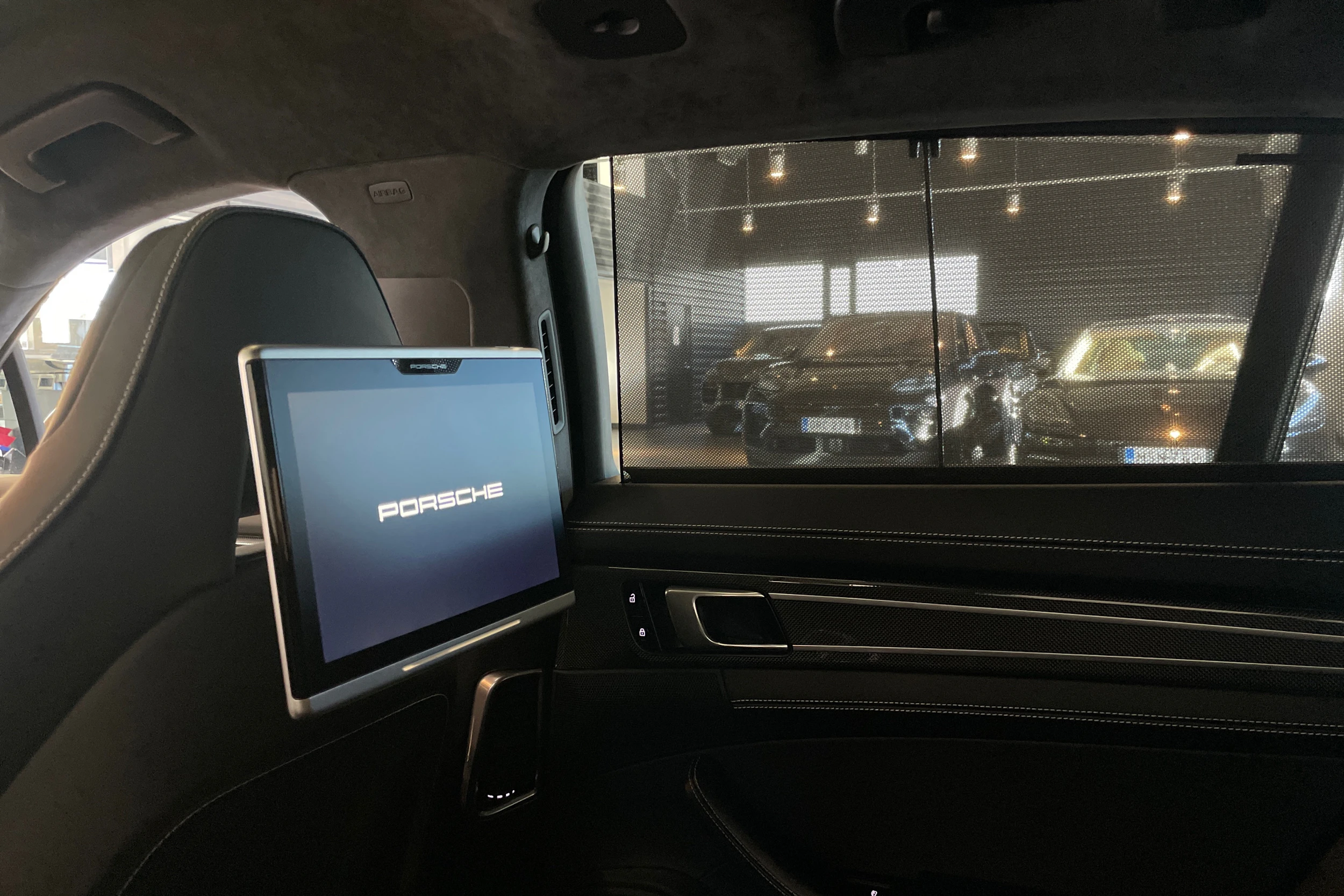 valkoinen Porsche Panamera 2019 kuva 26.