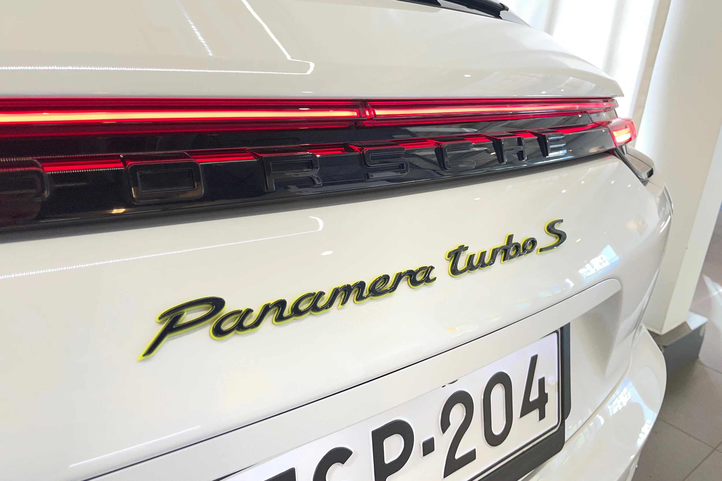 valkoinen Porsche Panamera 2019 kuva 28.