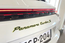valkoinen Porsche Panamera 2019 kuva 28.