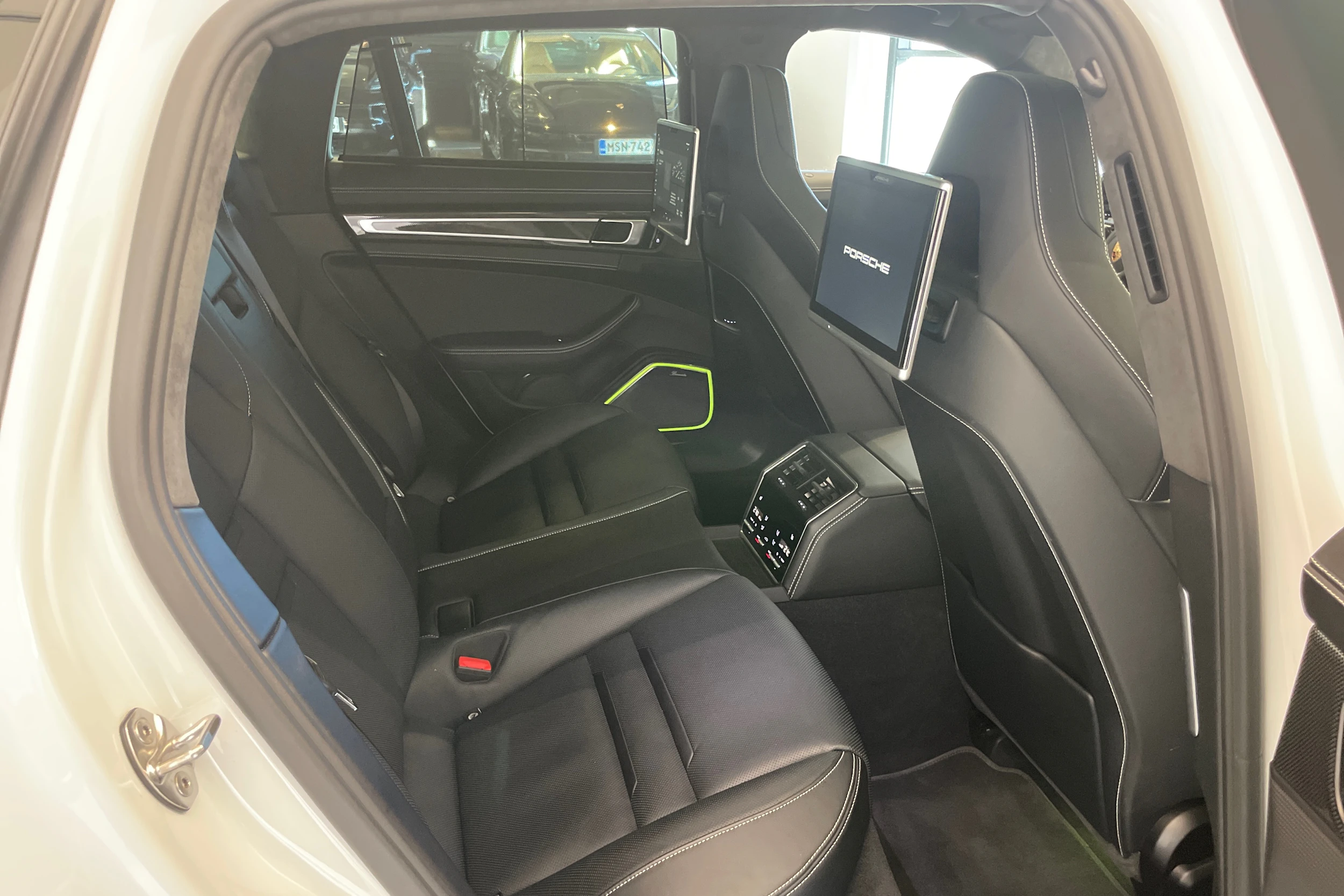 valkoinen Porsche Panamera 2019 kuva 29.