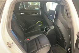 valkoinen Porsche Panamera 2019 kuva 29.
