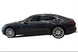 Harmaa Porsche Panamera 2020 kuva 5.