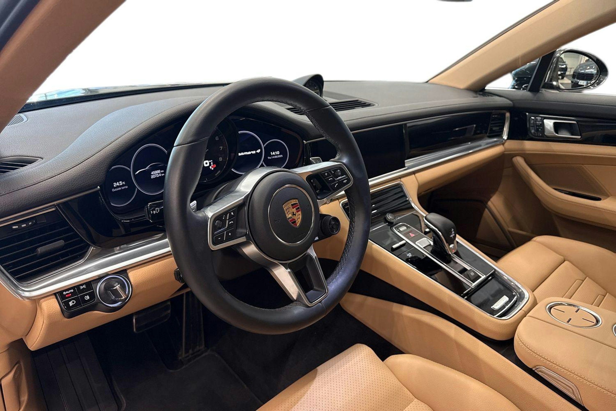 Harmaa Porsche Panamera 2020 kuva 6.