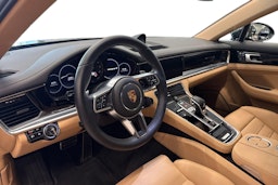 Harmaa Porsche Panamera 2020 kuva 6.