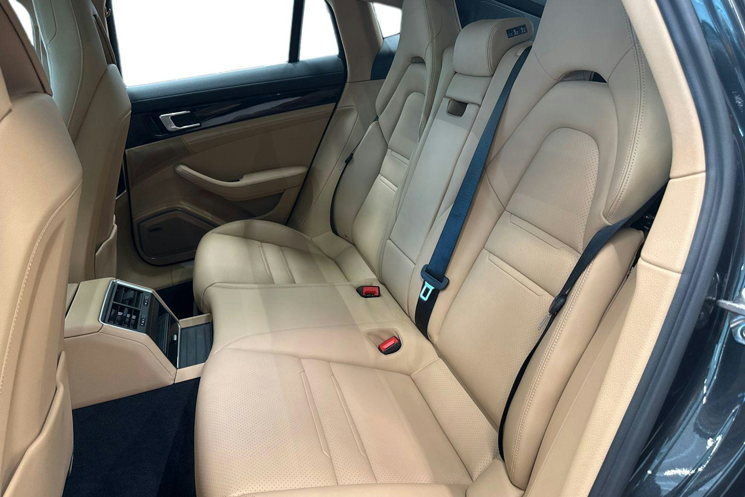 Harmaa Porsche Panamera 2020 kuva 8.
