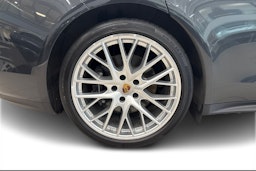 Harmaa Porsche Panamera 2020 kuva 9.