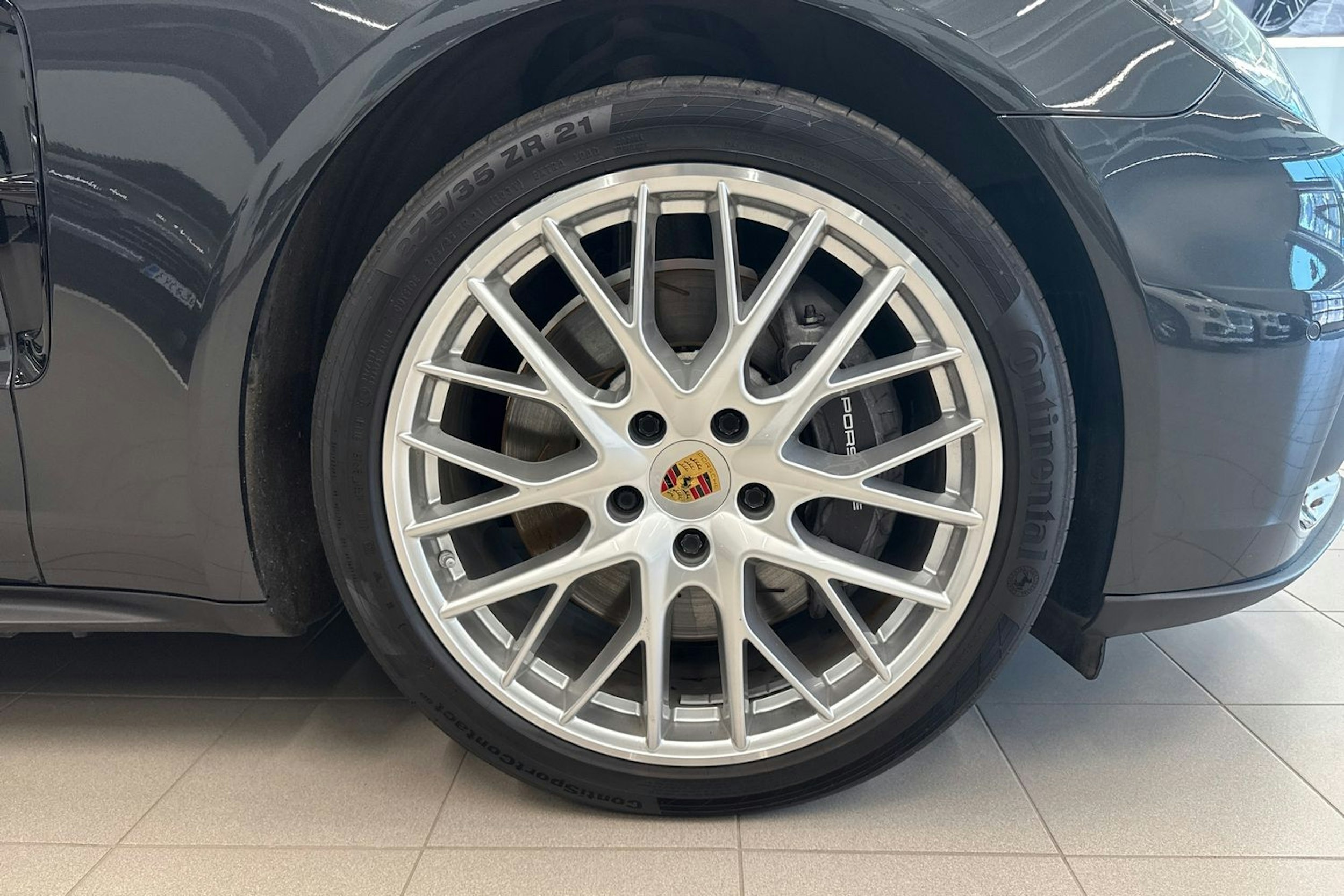 Harmaa Porsche Panamera 2020 kuva 10.