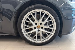 Harmaa Porsche Panamera 2020 kuva 10.