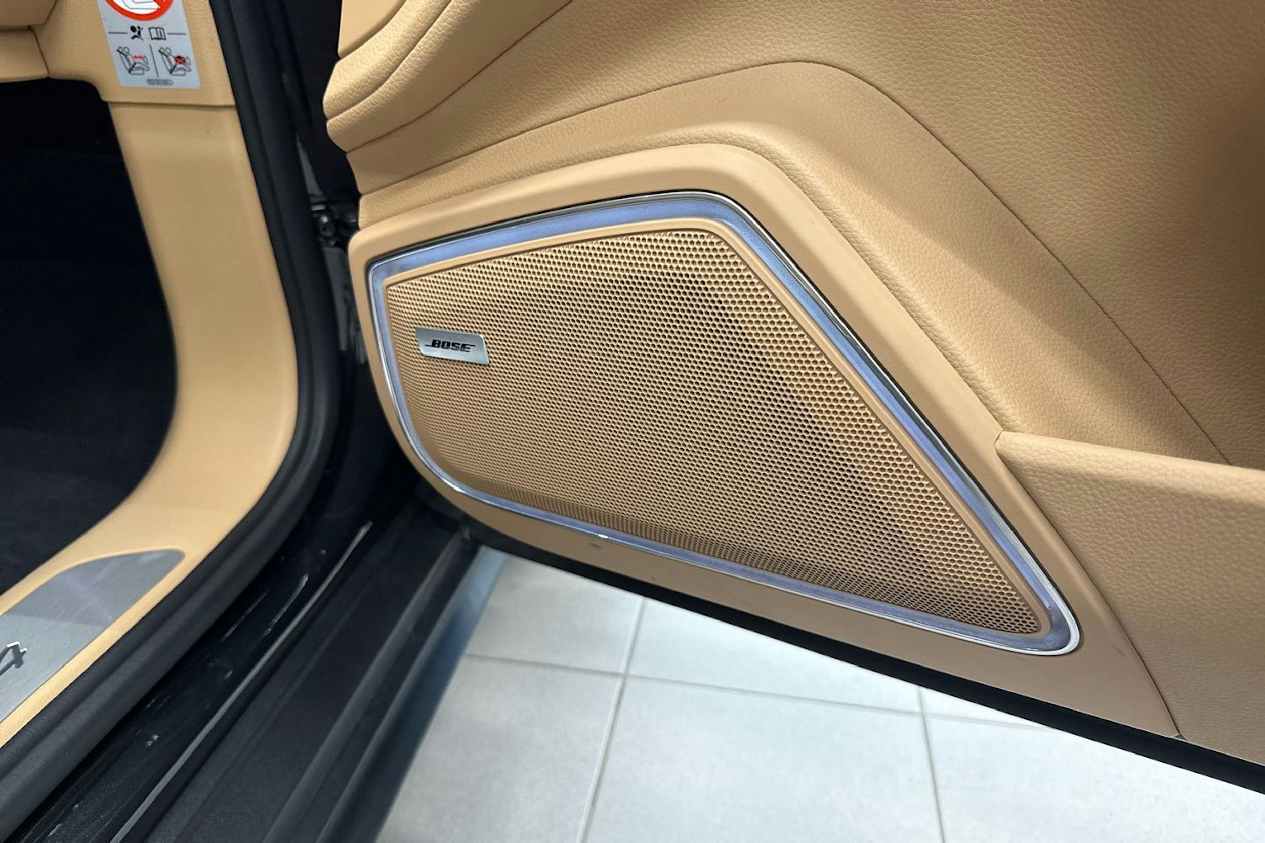 Harmaa Porsche Panamera 2020 kuva 12.
