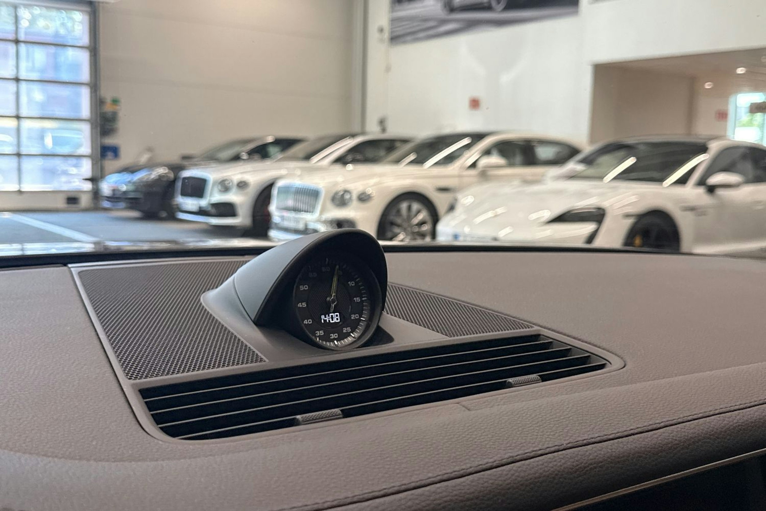Harmaa Porsche Panamera 2020 kuva 15.