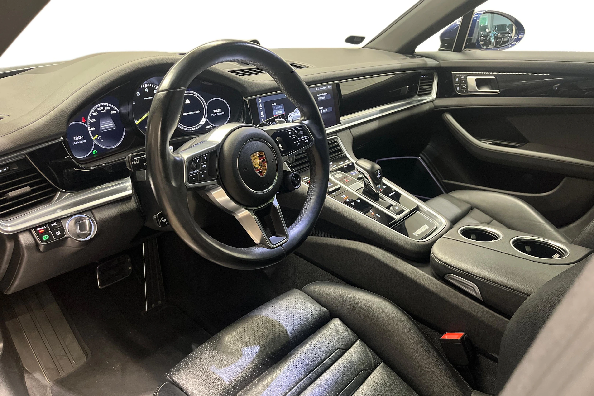 sininen Porsche Panamera 2020 kuva 7.