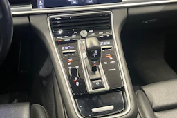 sininen Porsche Panamera 2020 kuva 12.
