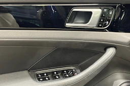 sininen Porsche Panamera 2020 kuva 18.