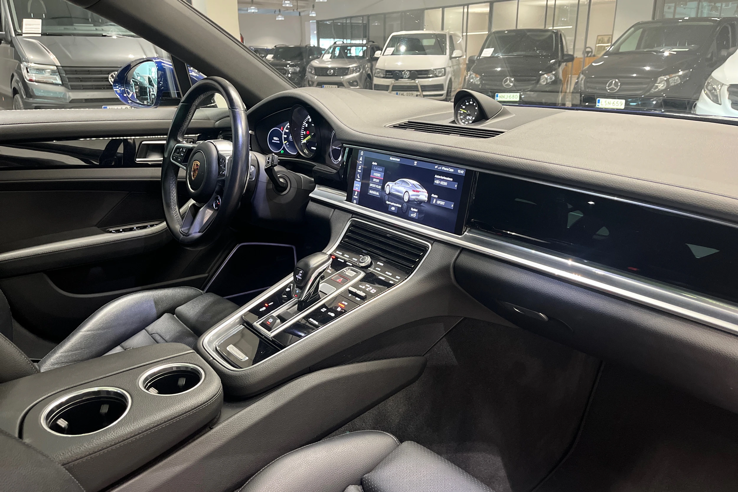 sininen Porsche Panamera 2020 kuva 23.