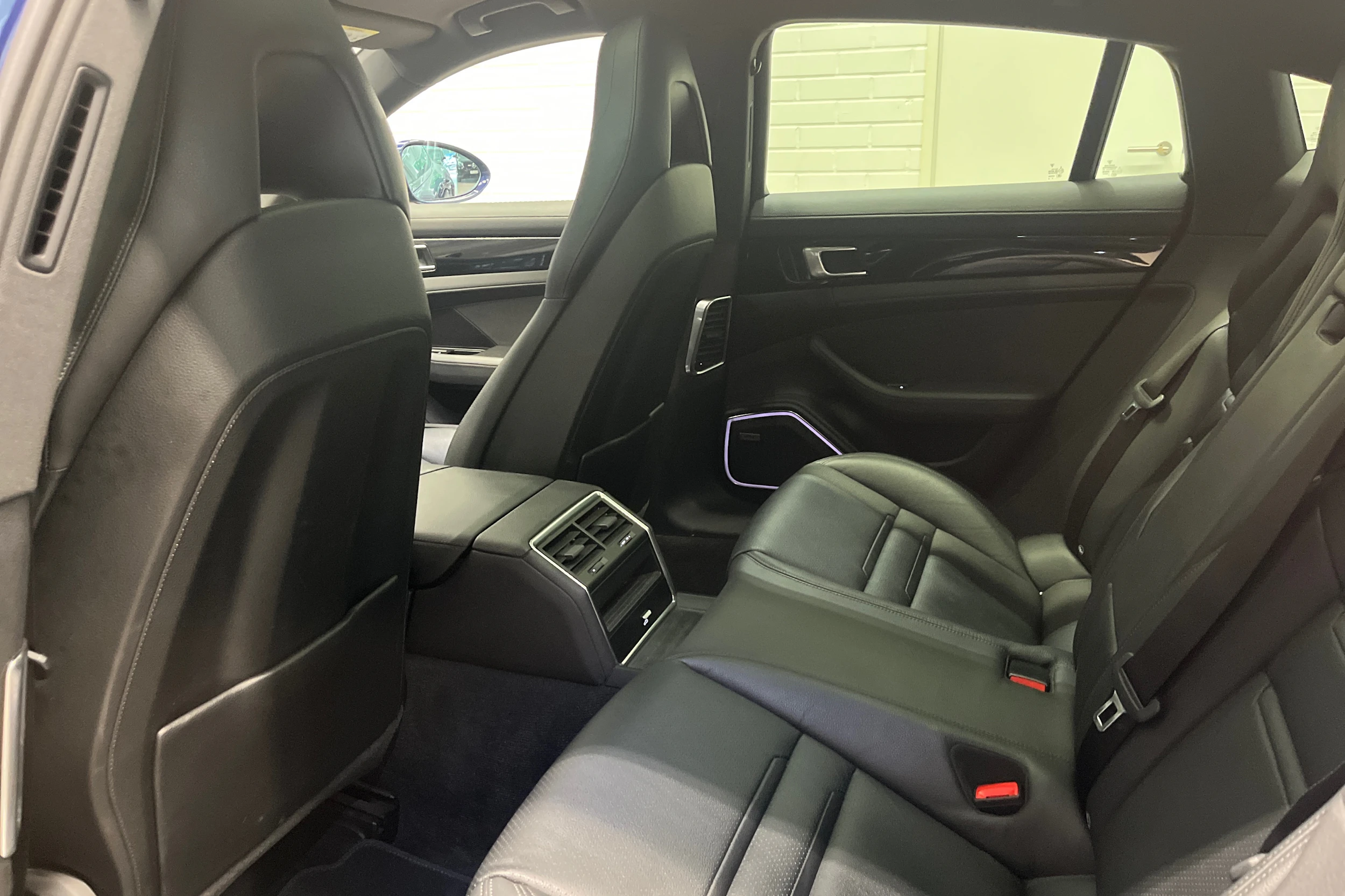 sininen Porsche Panamera 2020 kuva 25.