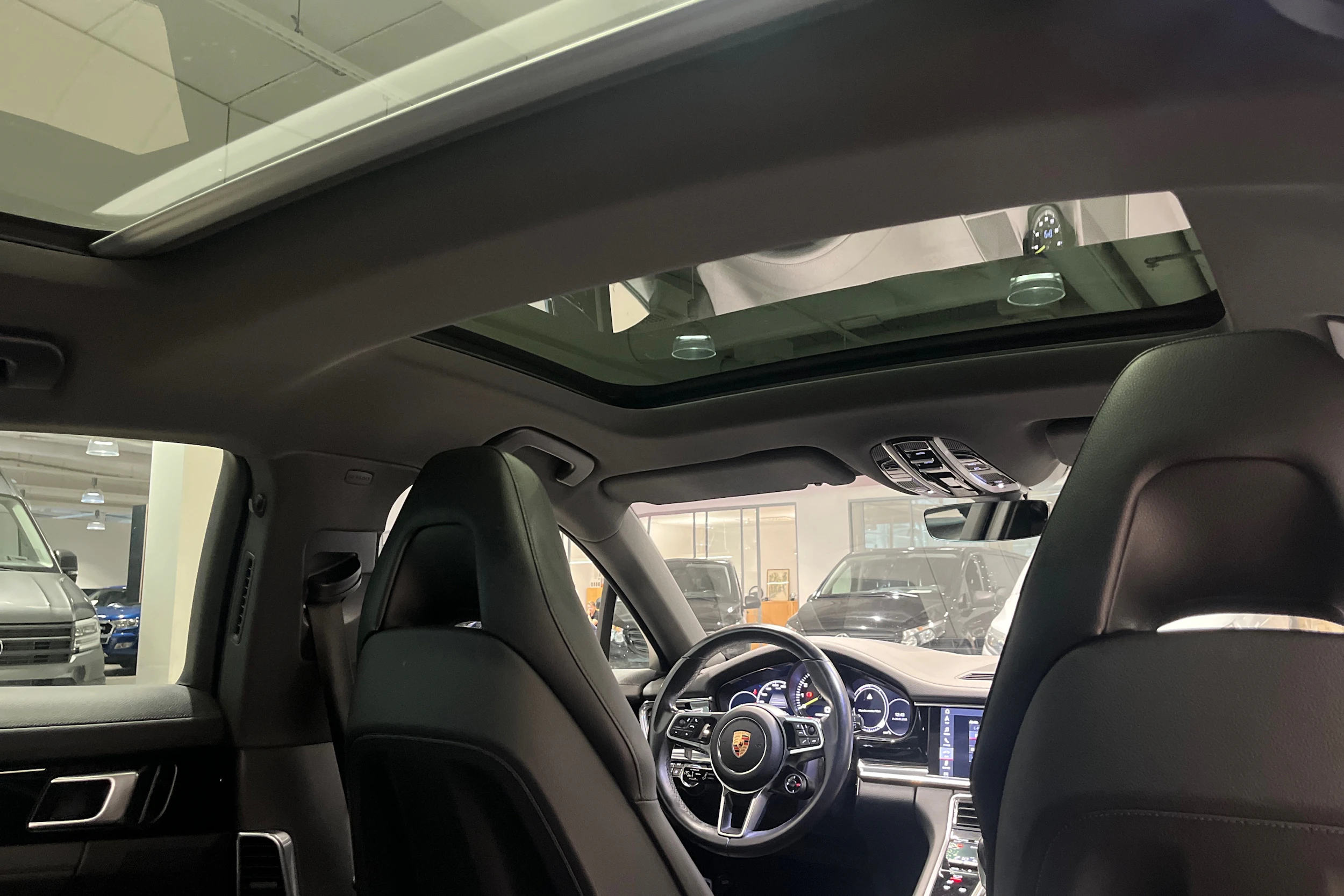 sininen Porsche Panamera 2020 kuva 27.