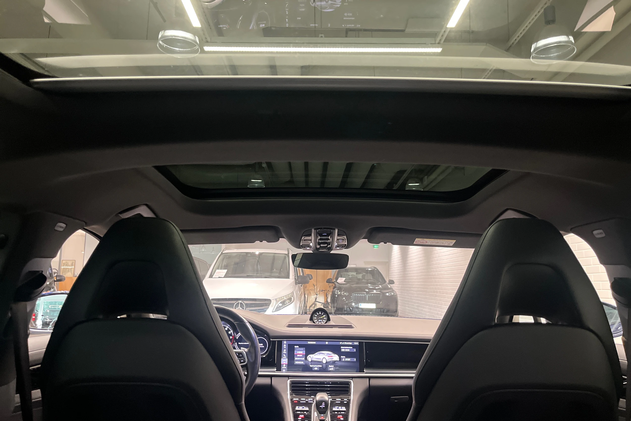 sininen Porsche Panamera 2020 kuva 28.