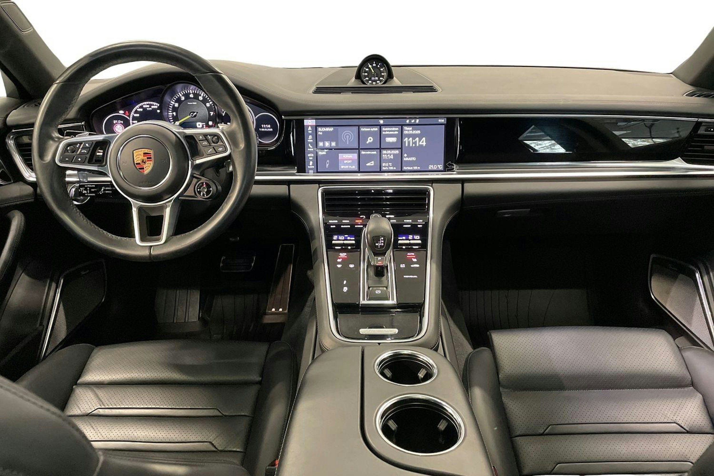Harmaa Porsche Panamera 2020 kuva 7.