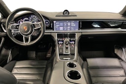 Harmaa Porsche Panamera 2020 kuva 7.