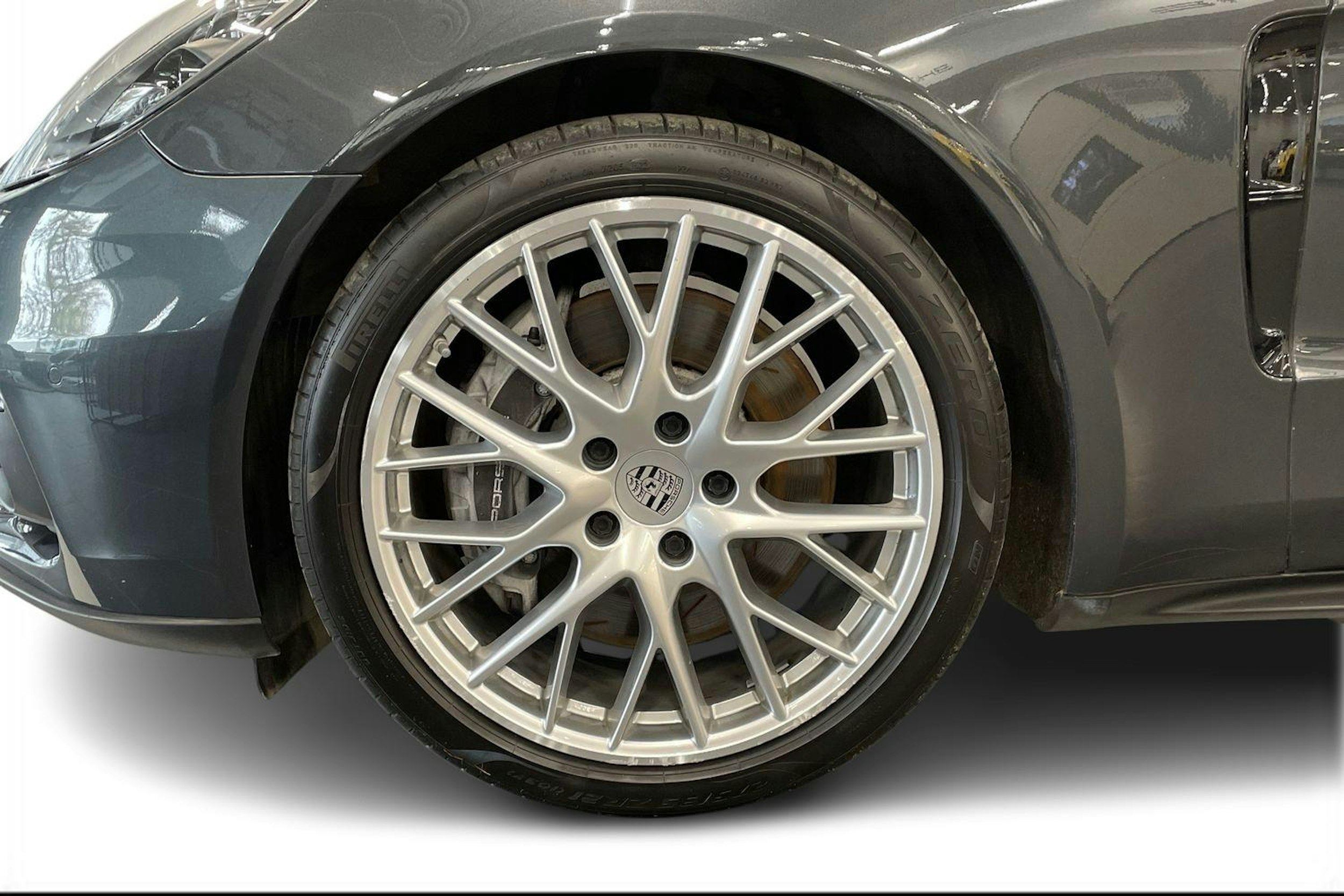 Harmaa Porsche Panamera 2020 kuva 9.