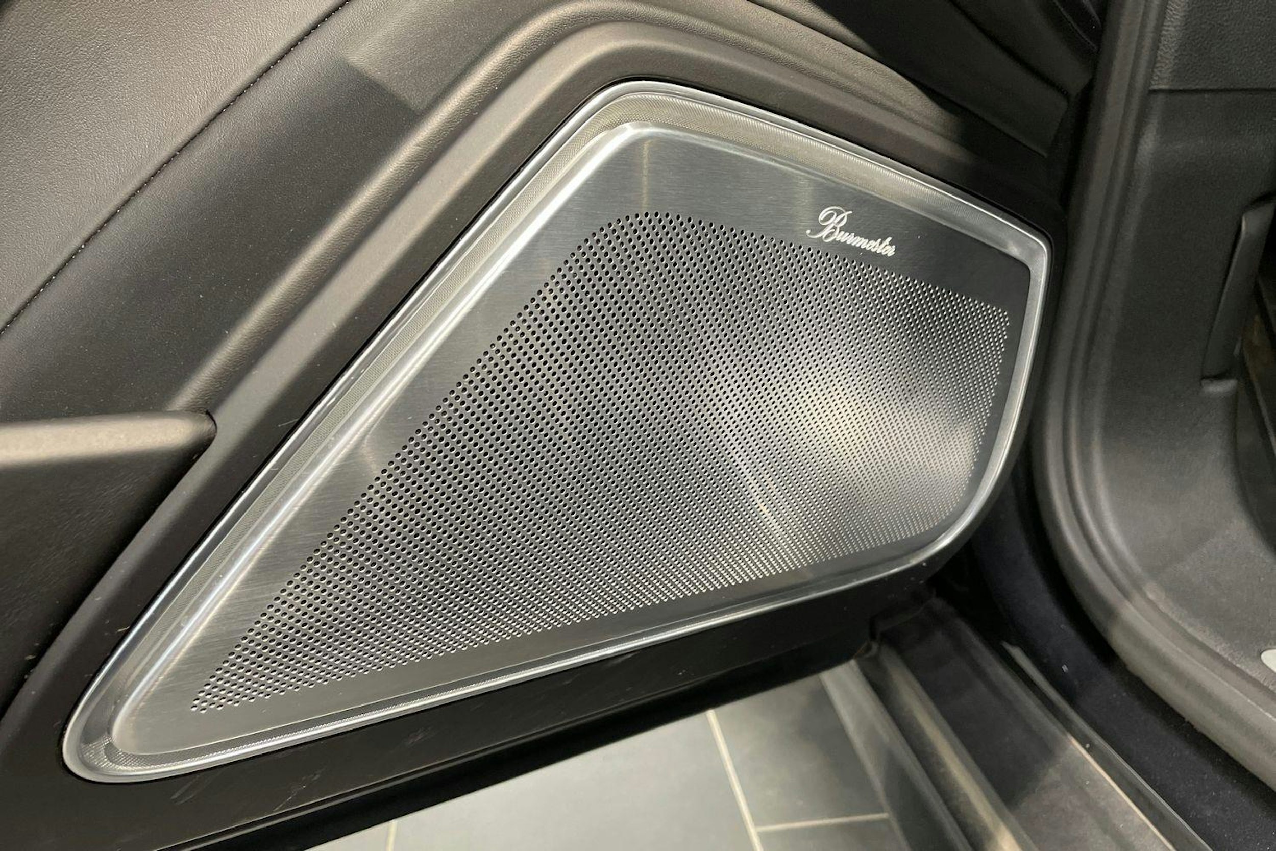 Harmaa Porsche Panamera 2020 kuva 11.