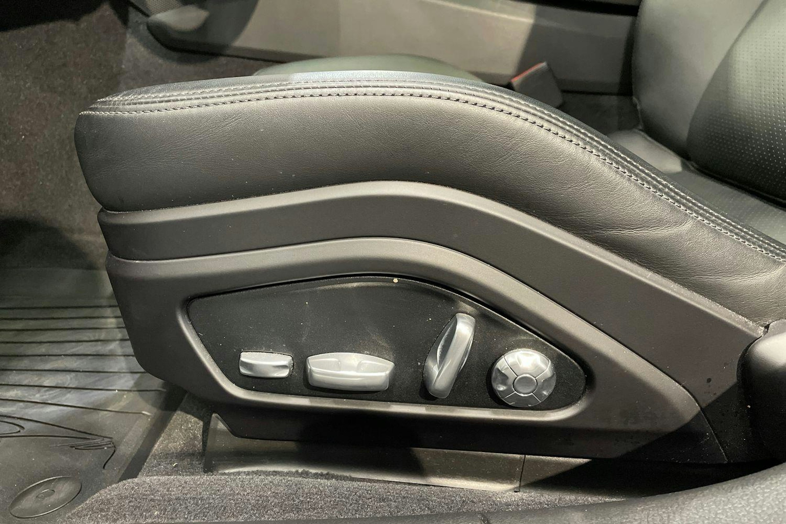 Harmaa Porsche Panamera 2020 kuva 12.