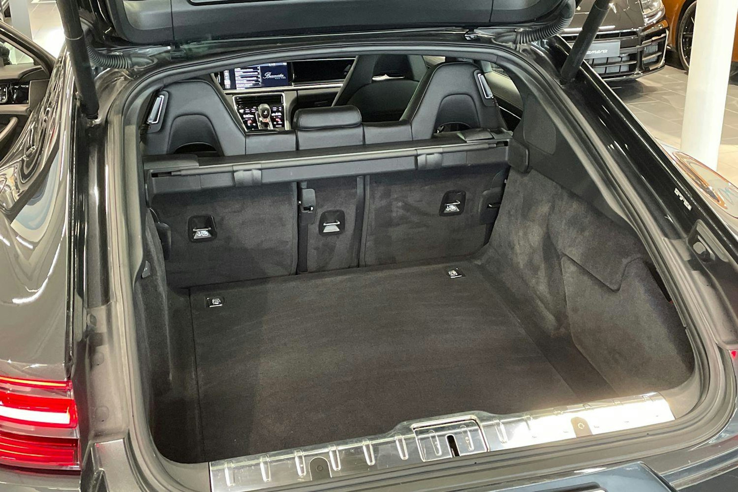 Harmaa Porsche Panamera 2020 kuva 18.