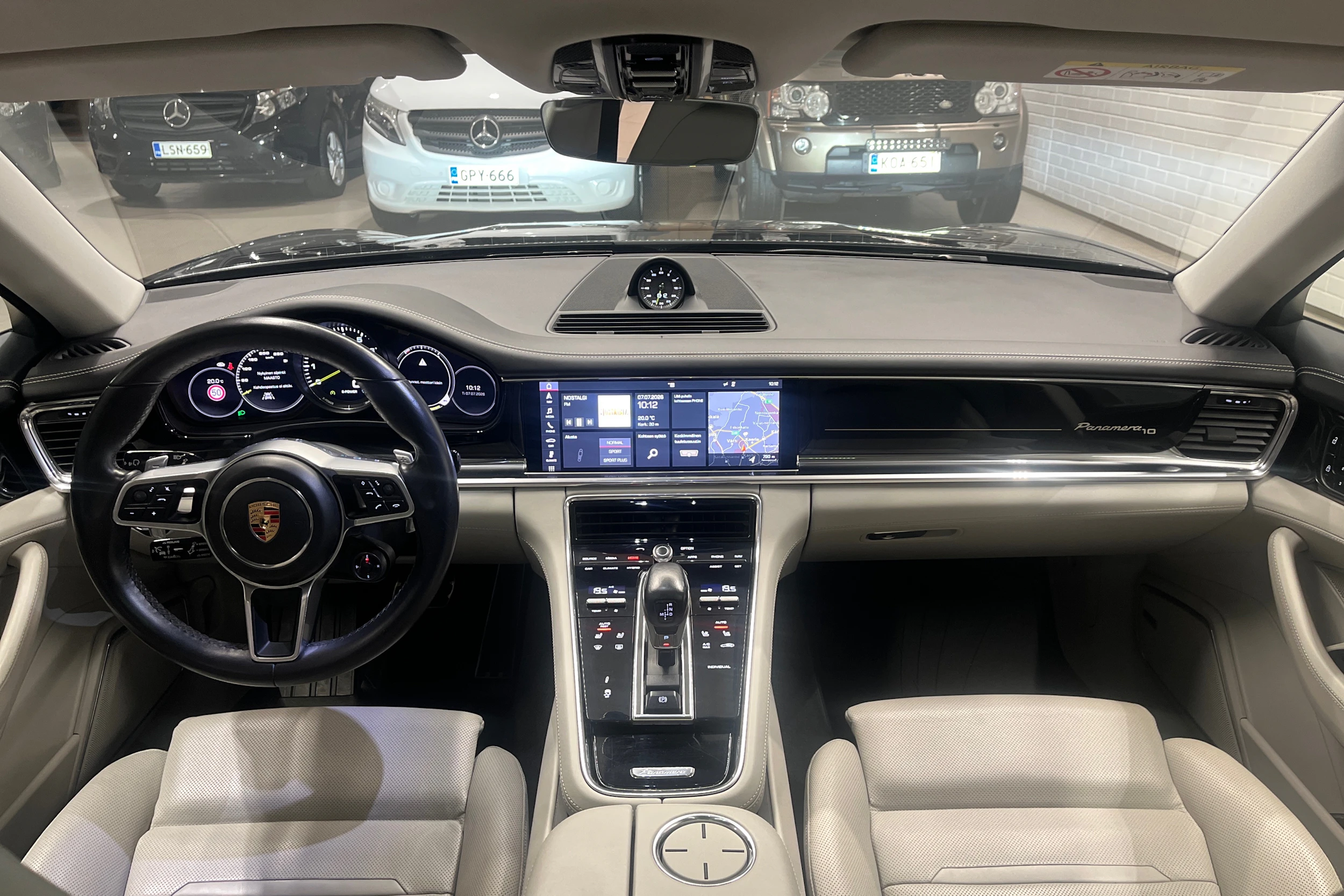 harmaa Porsche Panamera 2020 kuva 10.