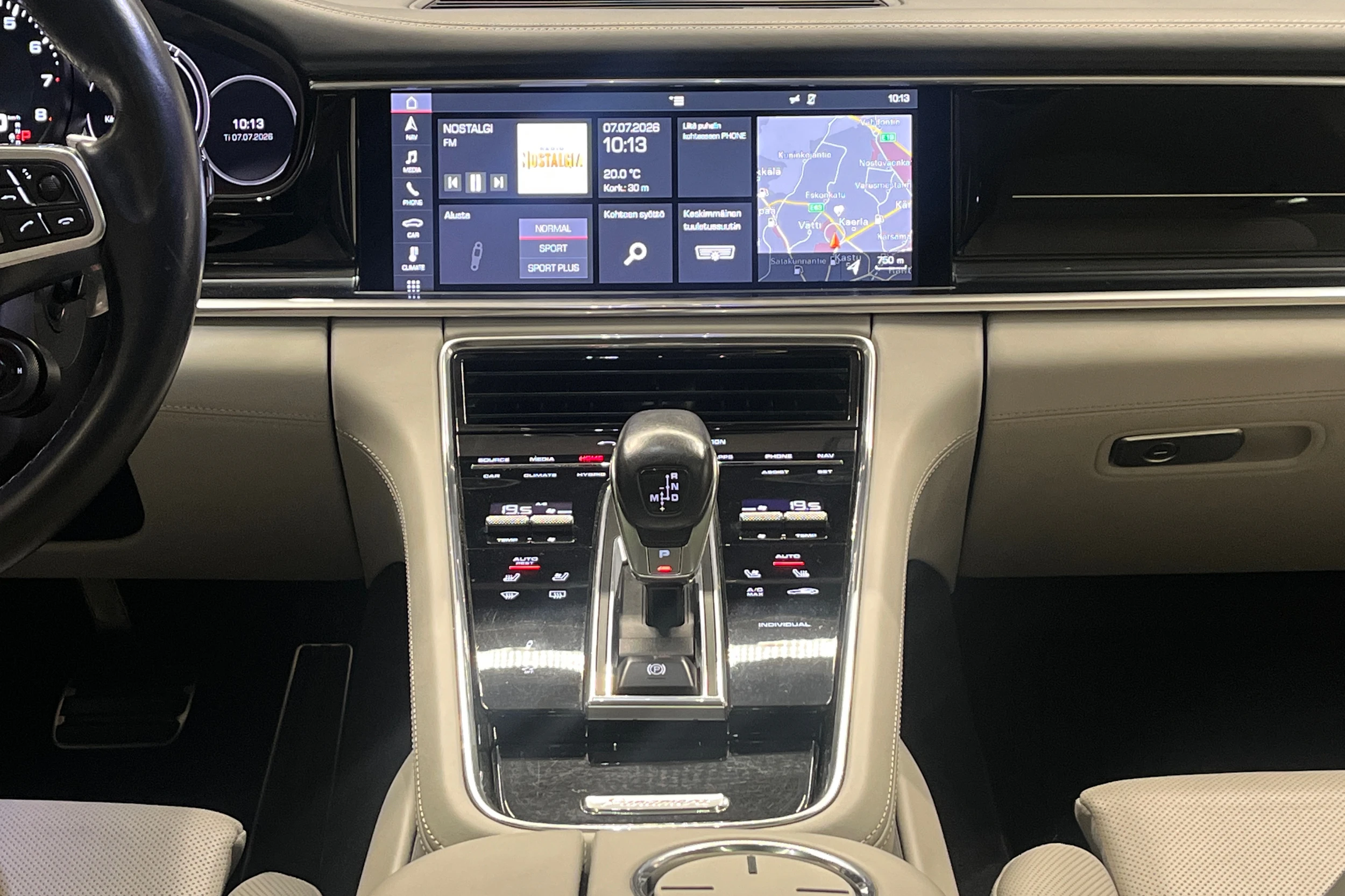 harmaa Porsche Panamera 2020 kuva 11.