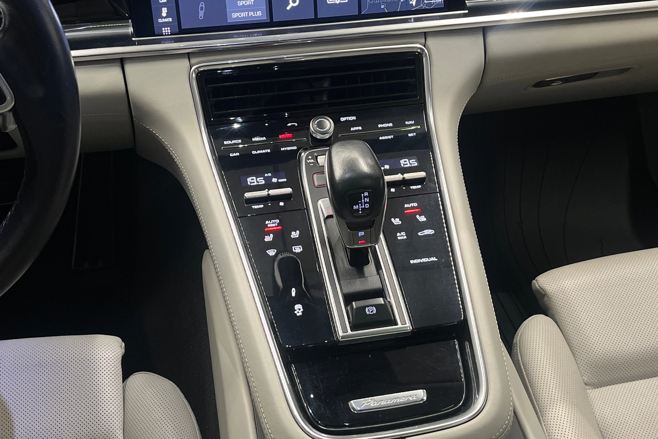 harmaa Porsche Panamera 2020 kuva 12.