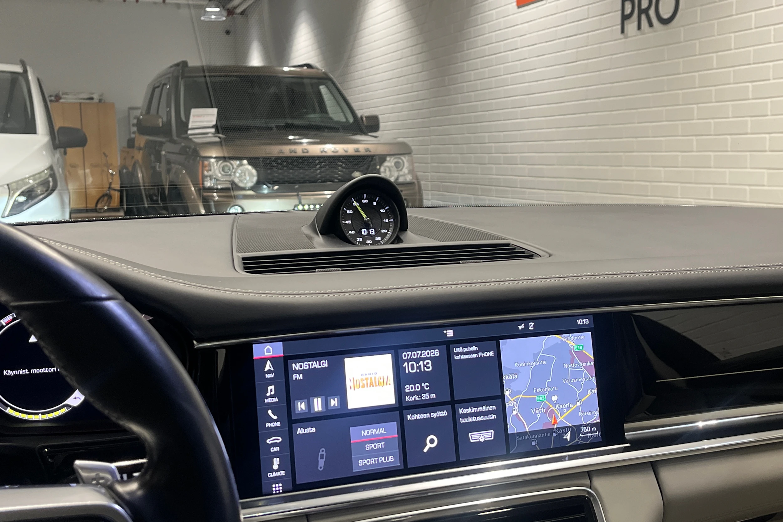 harmaa Porsche Panamera 2020 kuva 13.